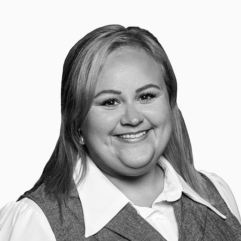 Julia Esau, Spezialistin für Baufinanzierung und Ratenkredit, Stuttgart Julia Esau, Spezialistin für Baufinanzierung und Ratenkredit, Stuttgart